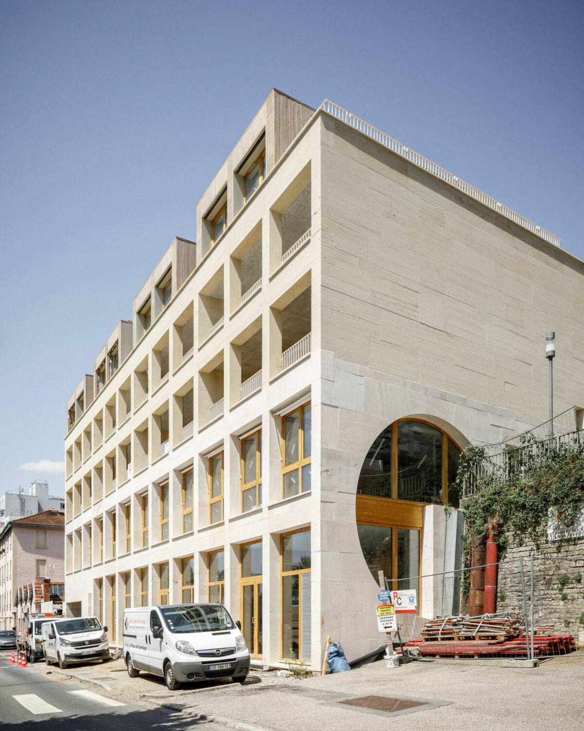 Der Neubau wurde als eine Art modernes Werkhaus konzipiert, in dem Arbeiten und Wohnen unter einem Dach stattfinden.