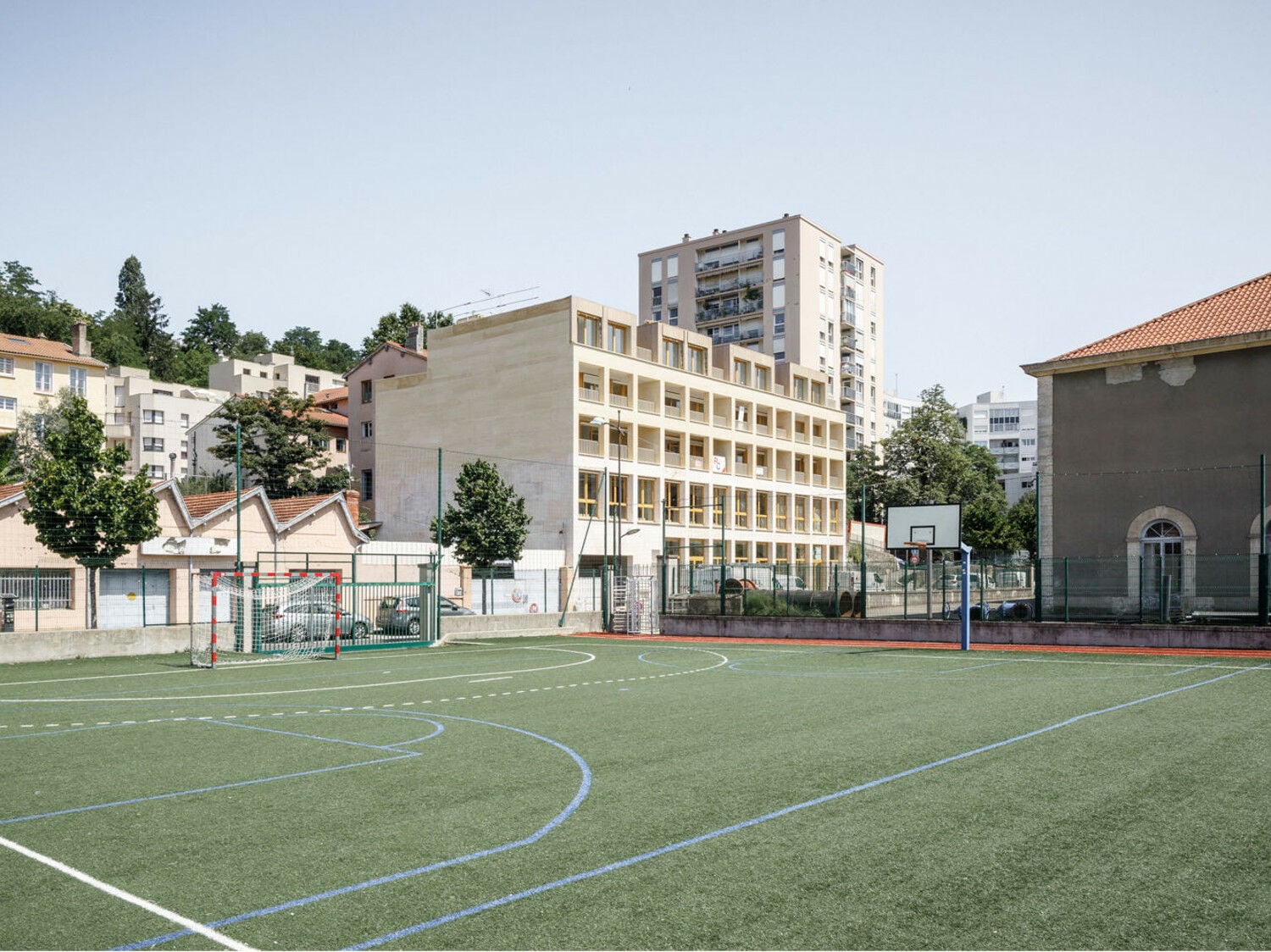 Im Norden von Lyon realisierte das ortsansässige Architekturbüro Atelier Architecture Perraudin einen fünfgeschossigen, gemischt genutzten Neubau aus massivem Natursteinmauerwerk.