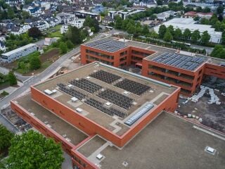 In Niederkassel erhielt das Schulzentrum Nord 2026 eine Mehrzweckhalle mit Mensa (im Bild vorne) und ein neues Unterrichtsgebäude (im Bild hinten), beide geplant von Fischer + Fischer Architekten und HKS Architekten.