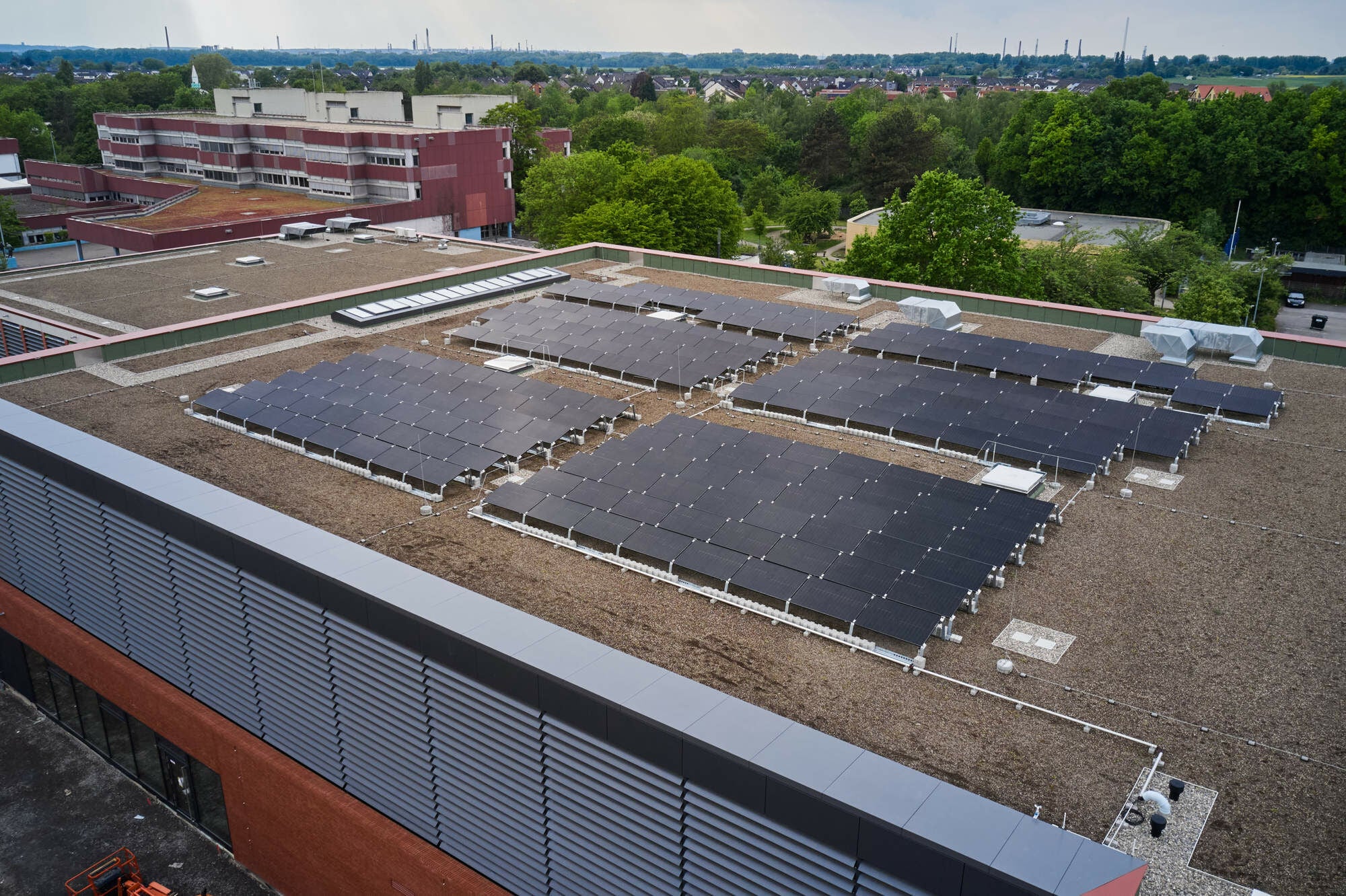 Beide Dächer sind extensiv begrünt, in Kombination mit großflächigen PV-Anlagen.