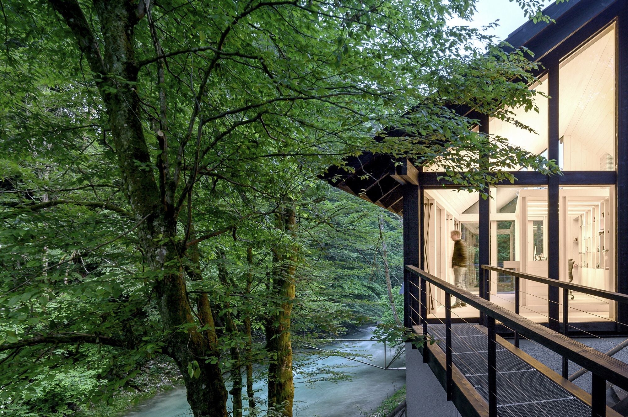 Die zum Fluss Radovna orientierte Gebäudehülle ist transparent gestaltet und öffnet den Blick in die Natur.