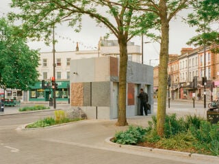 Das Planungsbüro Studio Weave setzt im Londoner Stadtteil North Paddington mit einem öffentlichen Toilettengebäude ein Zeichen für zirkuläres Bauen im öffentlichen Raum.