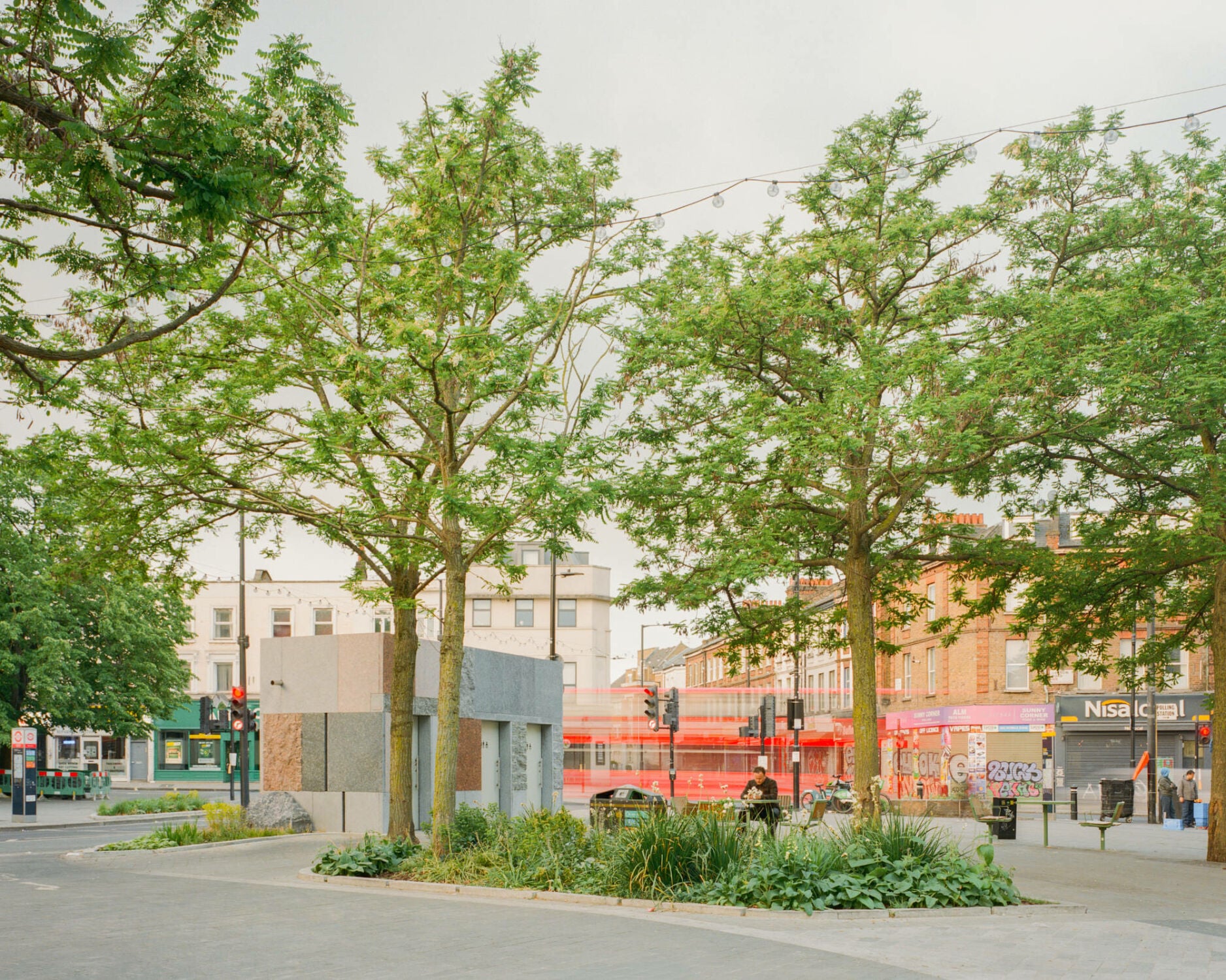 Im Rahmen des übergeordneten „North Paddington Programme“ des Westminster City Council wurde das Umfeld des Marktplatzes umfassend aufgewertet und neu gestaltet.