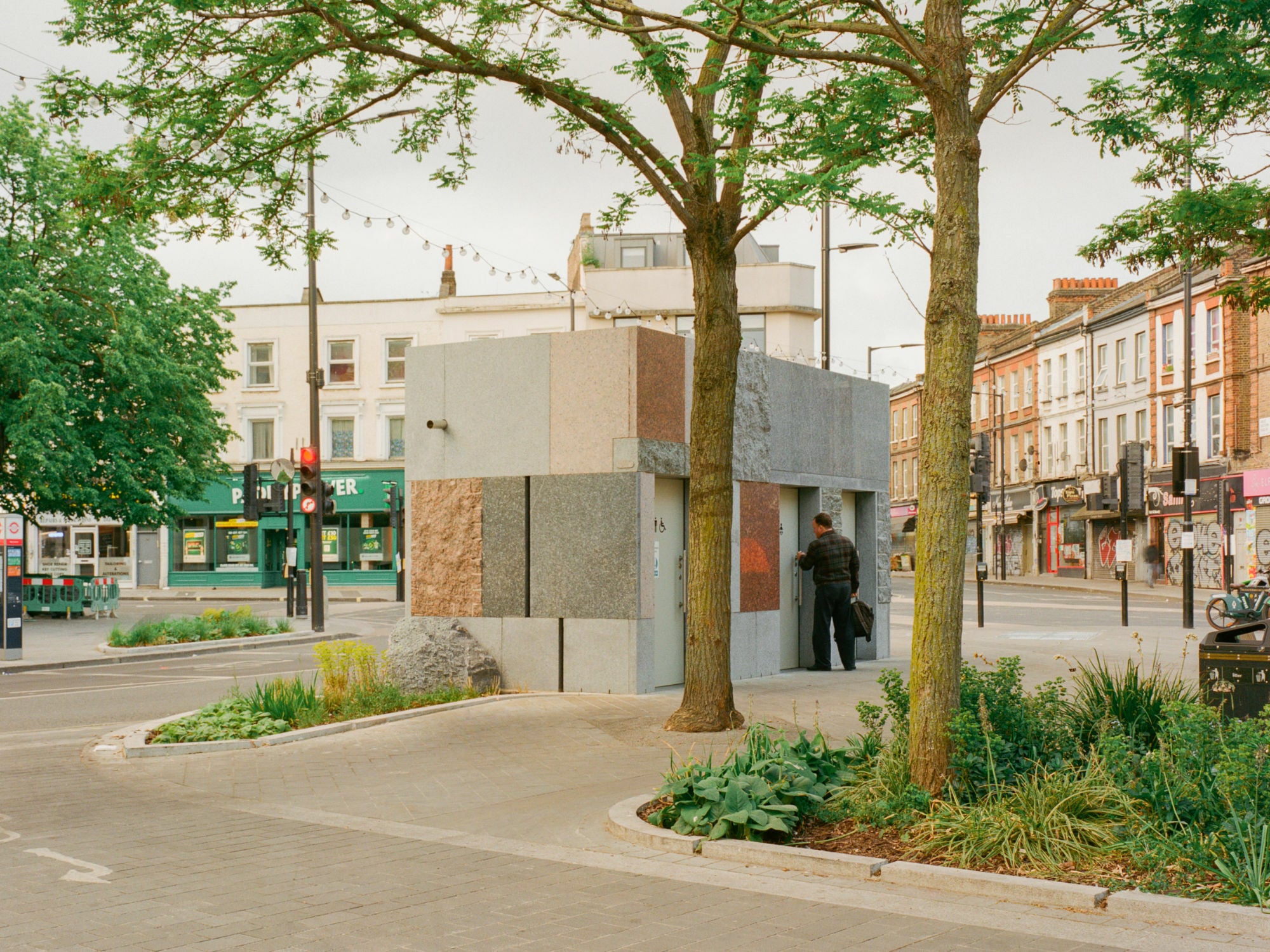 Das Planungsbüro Studio Weave setzt im Londoner Stadtteil North Paddington mit einem öffentlichen Toilettengebäude ein Zeichen für zirkuläres Bauen im öffentlichen Raum.