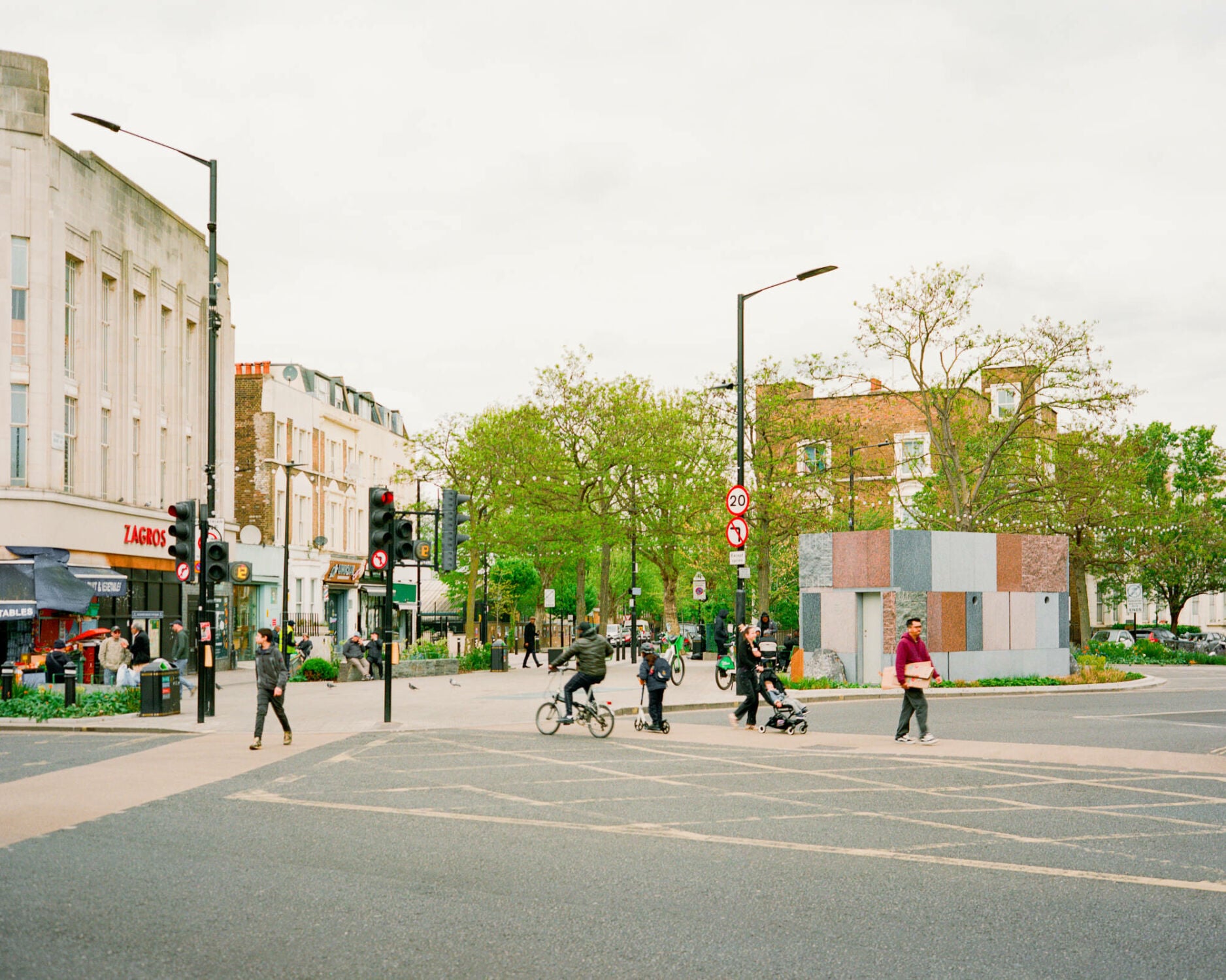 Der kleine Pavillon entstand als Teil der Aufwertung des Maida Hill Market und antwortet zugleich auf den Wunsch der lokalen Bevölkerung nach besserer öffentlicher Infrastruktur.