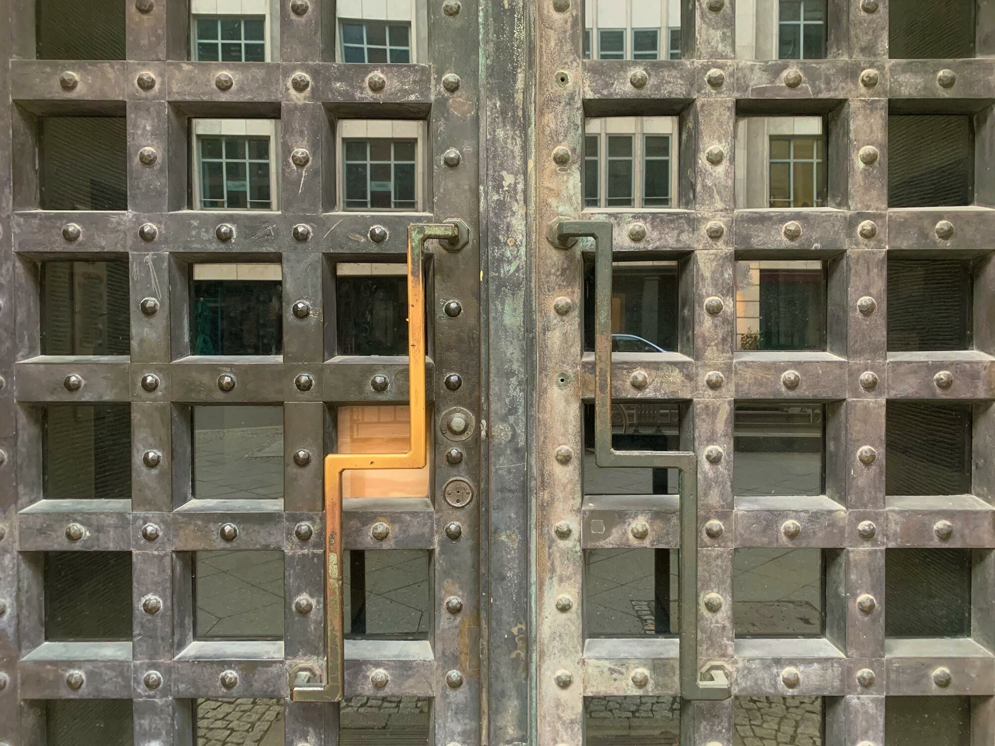 Durch die alltägliche Nutzung entstehen an Gegenständen und Bauteilen wie Fenstern, Türen und Beschlägen Gebrauchsspuren. 