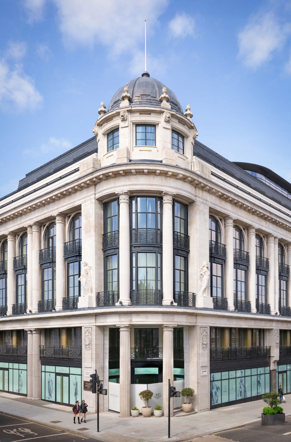 Die Fassade steht als Grade II Listed Building unter britischem Denkmalschutz und durfte nur unter engen denkmalpflegerischen Vorgaben verändert werden.