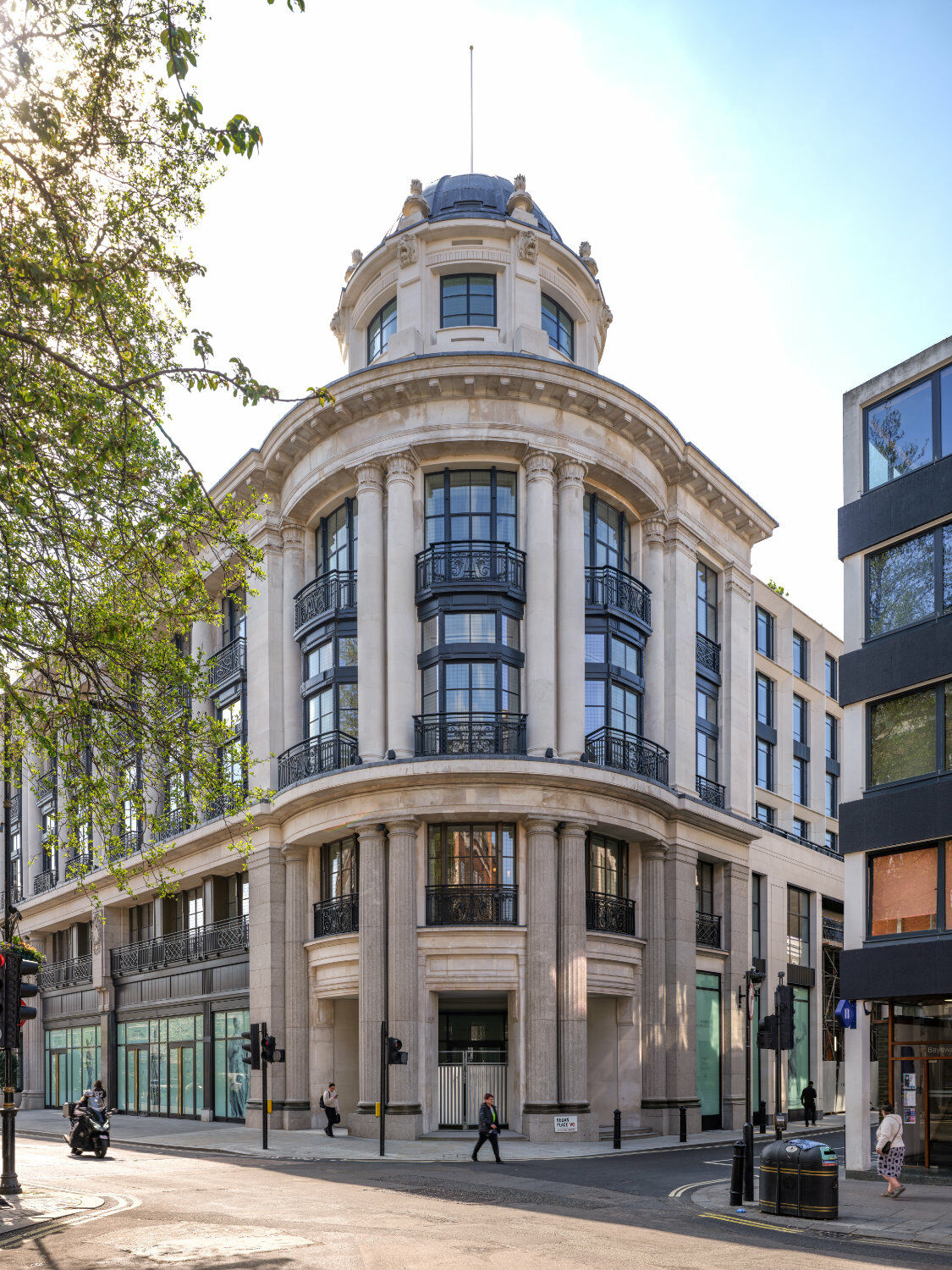 Das ehemalige Kaufhaus wurde zwischen 1911 und 1927 errichtet und zählt zu den prägenden historischen Geschäftsgebäuden im Londoner Stadtteil Bayswater.