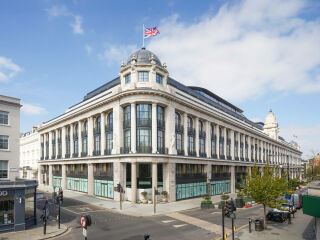 Foster + Partners wandelten The Whiteley in London in einen gemischt genutzten Gebäudekomplex um und erhielten dabei die denkmalgeschützte historische Gebäudehülle.