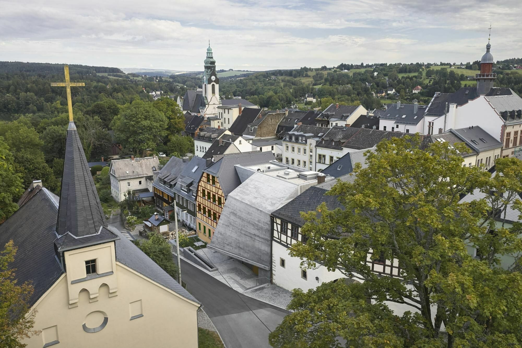 Das Museum befindet sich gegenüber des Friedhofs und der St. Johanniskirche.