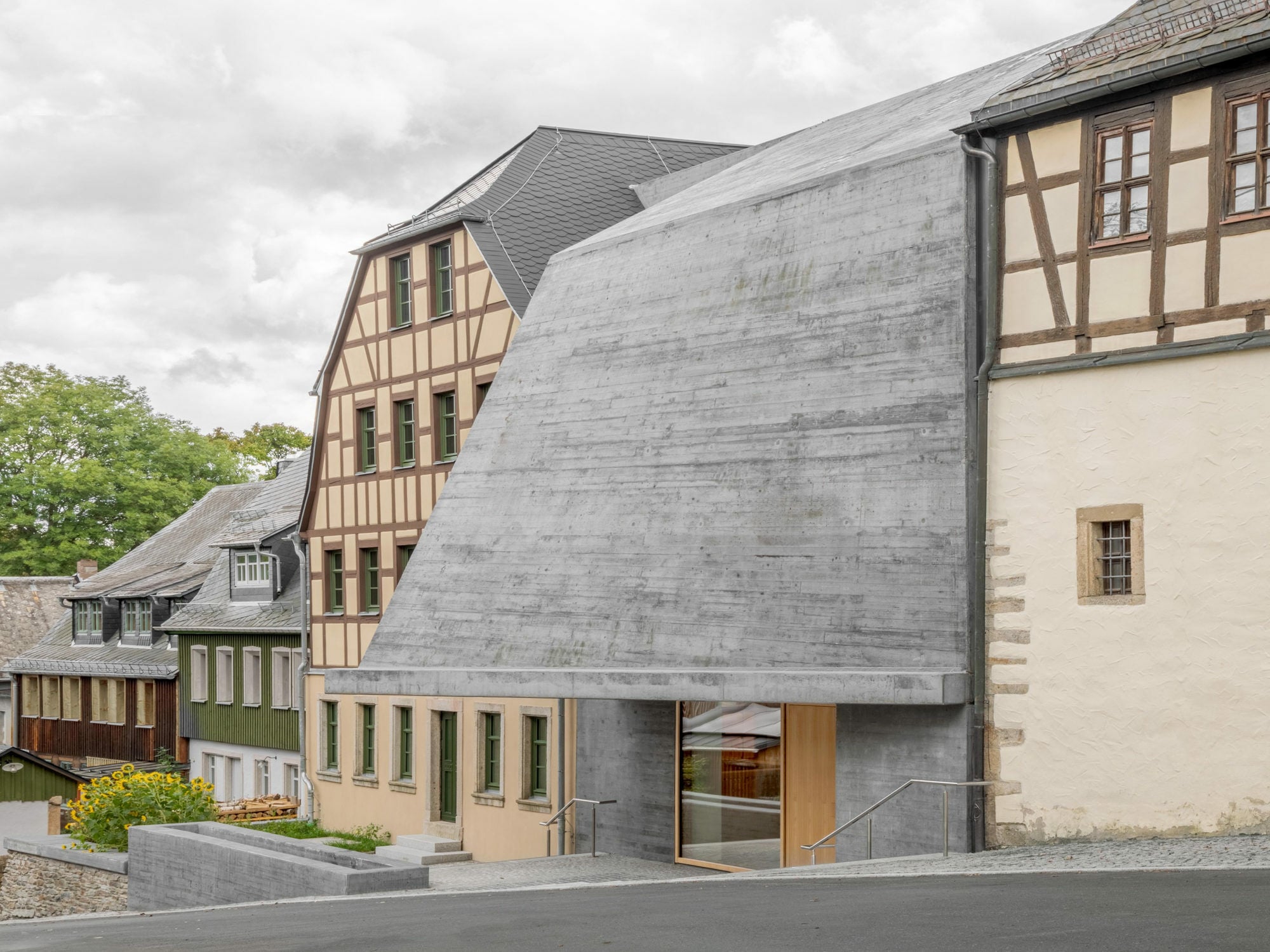 Für das Erlebnismuseum Perlmutter im vogtländischen Adorf planten Schulz und Schulz Architekten ein neues Empfangsgebäude mit einer sprechenden Betonarchitektur. 2025 wurde es eröffnet.