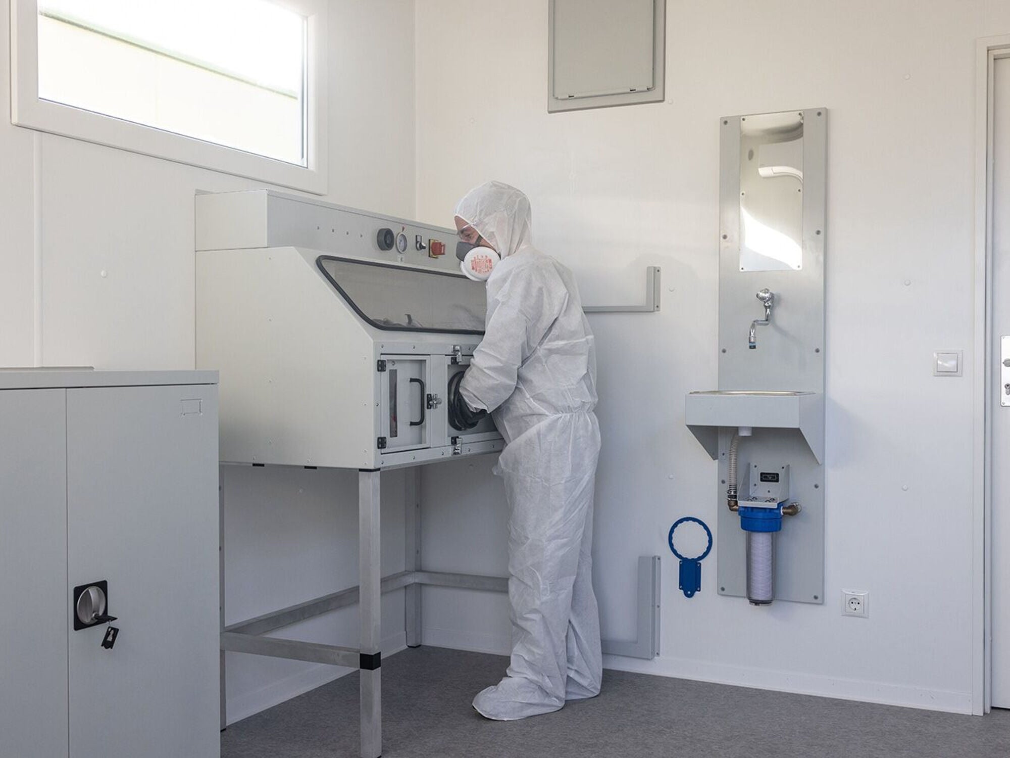 Im abgeschotteten Schadstofflabor des Fraunhofer IBP werden belastete Materialproben unter kontrollierten Bedingungen untersucht.