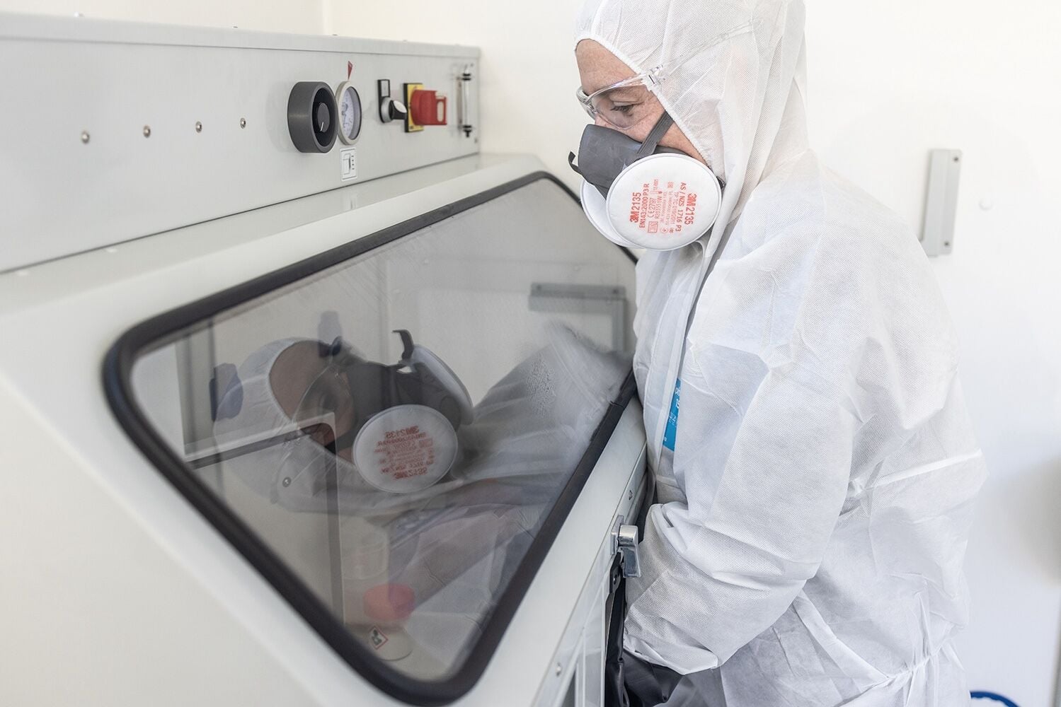 In geschlossenen Glove-Boxen analysieren Forschende asbestbelastete Proben ohne direkten Kontakt mit dem Material.