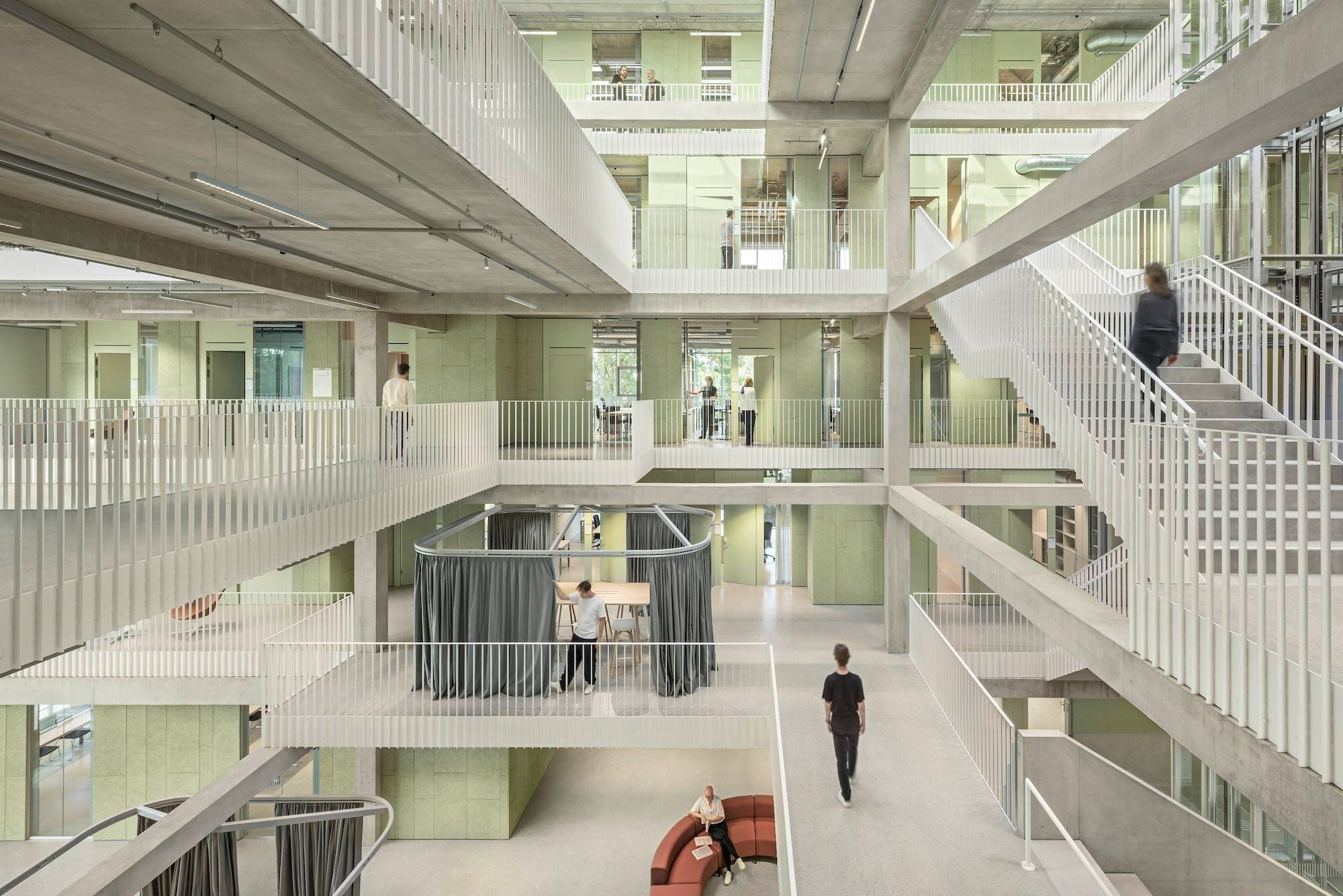 Das fünfgeschossige Atrium durchziehen Stützen, Balken, Brücken und Treppen.