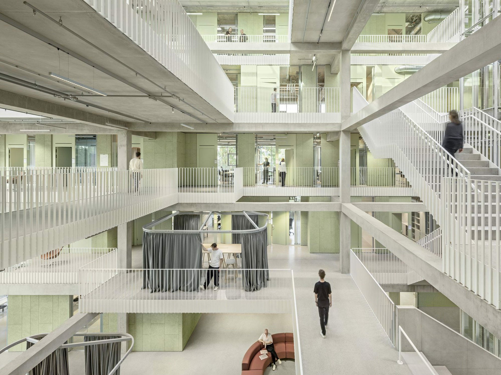 Querkraft Architektur entwarfen das 2024 eröffnete House of Schools 1 der Johannes Kepler Universität in Linz. Die zweischichtige Fassade aus Pfosten-Riegel-Konstruktion, Stahlrahmen, Lamellen und begrünten Feldern verleiht dem kompakten Baukörper Tiefe.