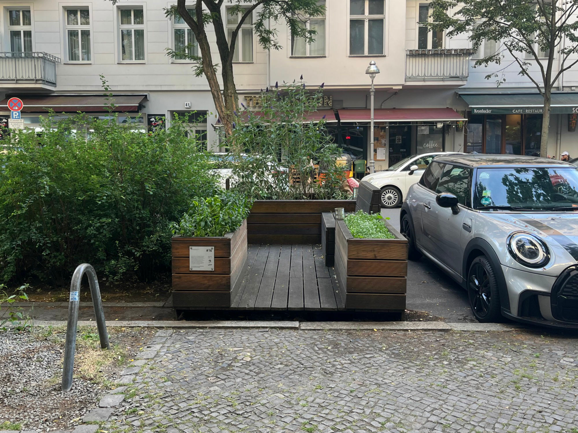 Begrünte Parklets sind Instrumente der Klimaanpassung, die das Mikroklima verbessern und urbanen Hitzeinseln entgegenwirken.