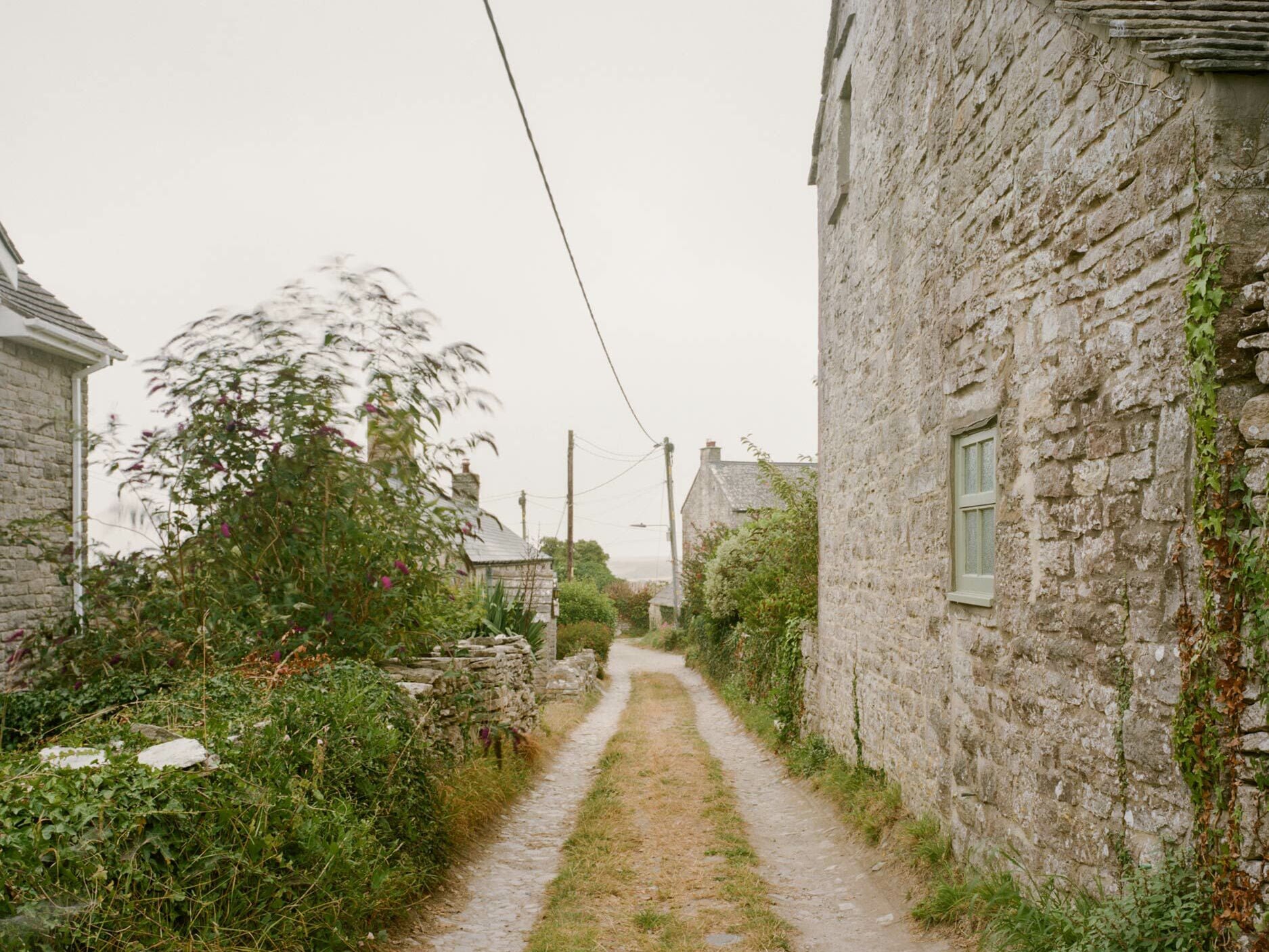 In einer kleinen Ortschaft auf der Halbinsel Isle of Purbeck in der Grafschaft Dorset entdeckten die Bauherren zwei aneinandergebaute steinerne Cottages. 