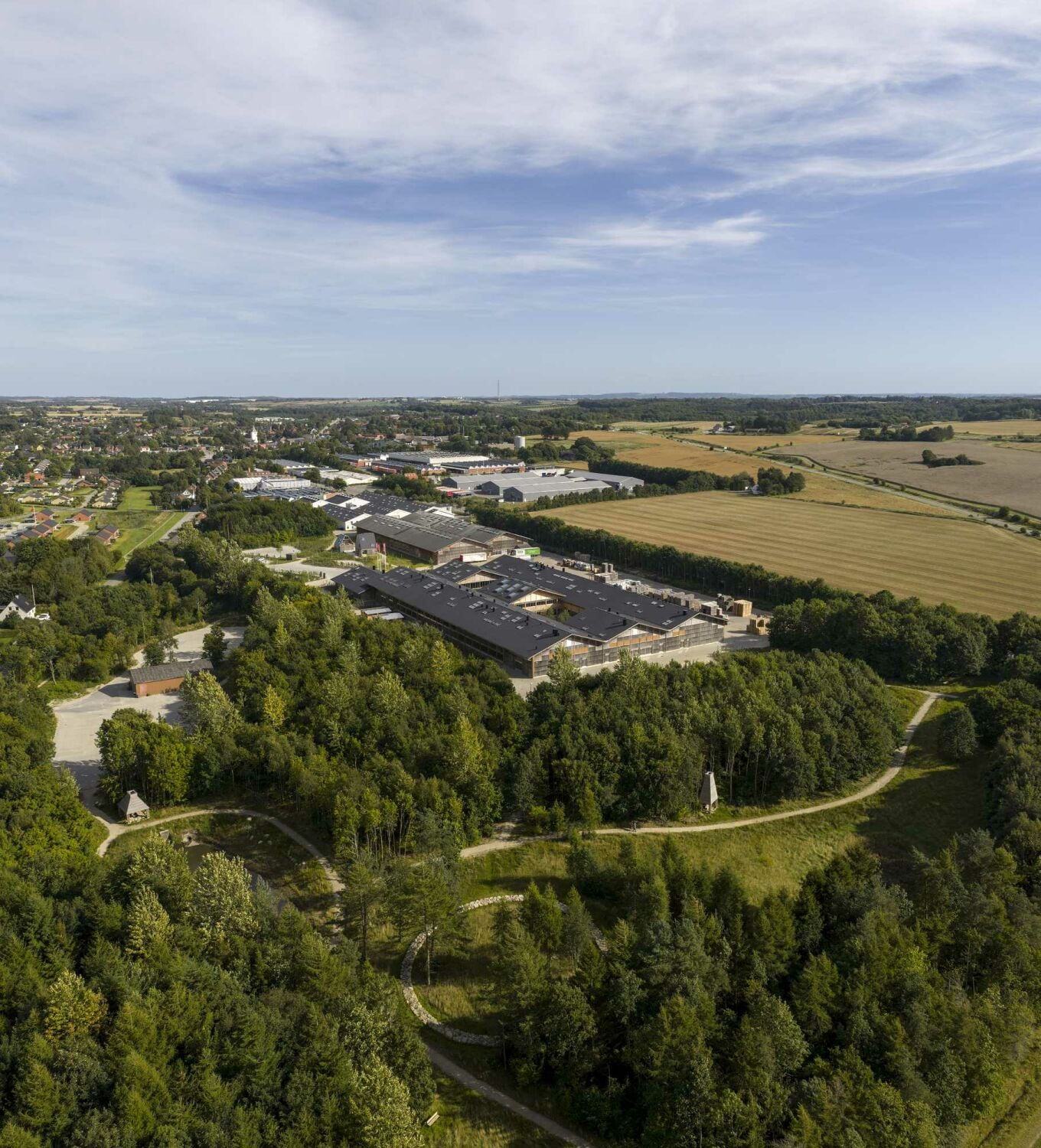 Der Unternehmenscampus liegt in Mitteljütland, zwischen Aarhus und Velje.