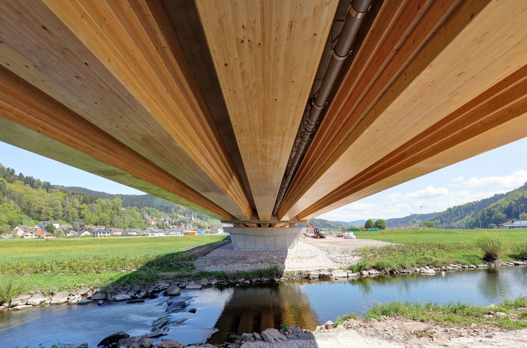 Fünf Stege aus blockverklebten Brettschichtholzträgern wirken im Verbund mit einer Fahrbahnplatte aus Stahlbeton.