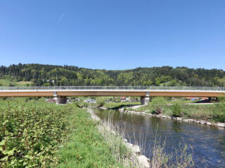 Die neue Kinzigbrücke verbindet die Orte Fischerbach und Haslach.