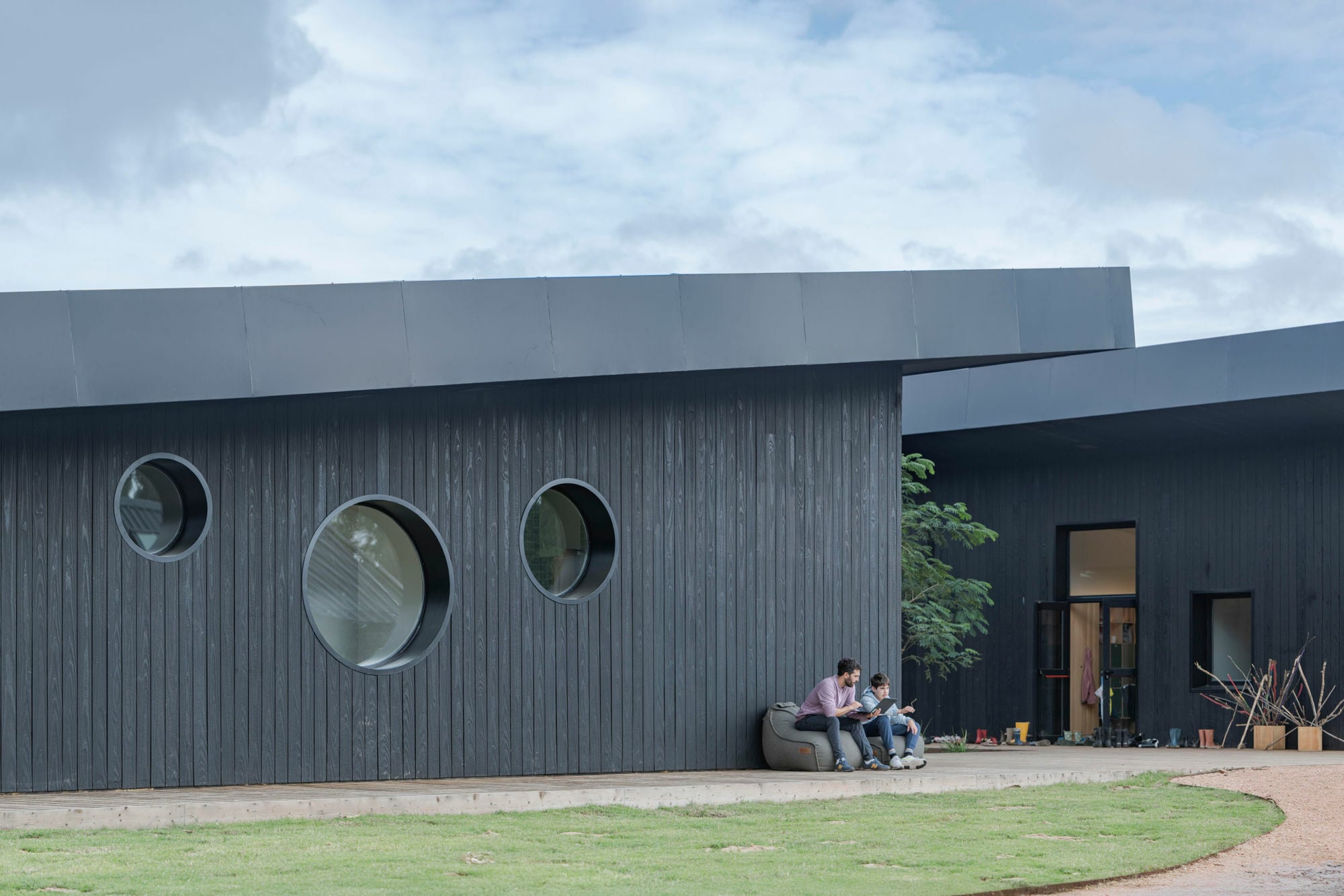 Für die Planung des Naturcampus zeichnet das Kopenhager Designstudio Rosan Bosch verantwortlich. Dieses plante bereits das ursprüngliche Schulgebäude der Auftraggebenden.