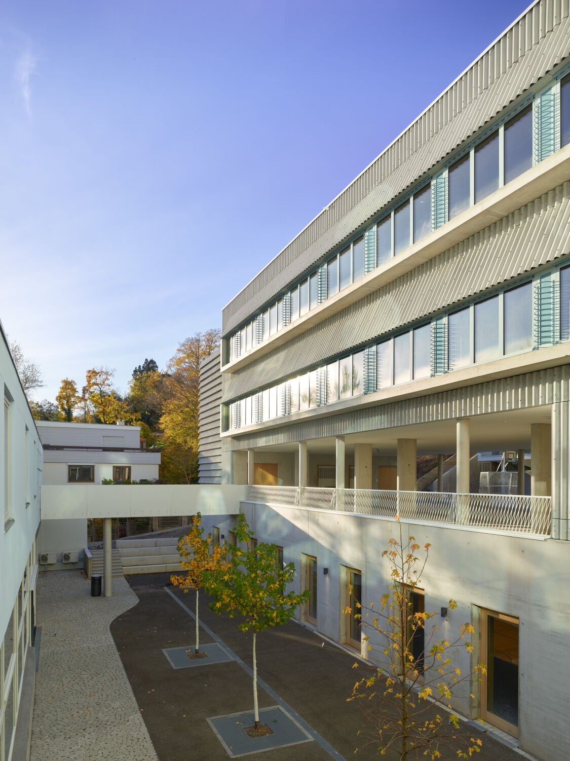 Zwischen den zwei bestehenden, westlichen Gebäudeflügeln wurde ein neuer Fachklassentrakt eingefügt.