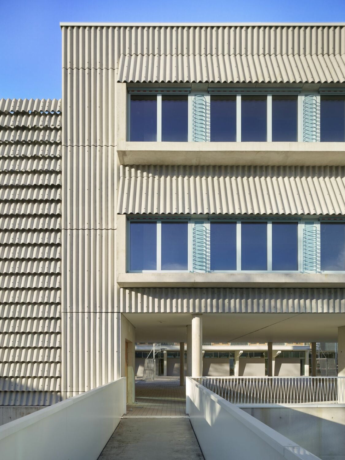 Der Neubau ist mit Faserzementwellen verkleidet.