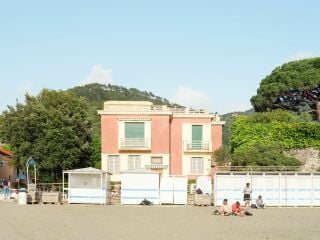 Die Casa dei Blondet ist eine rosafarbene dreigeschossige Villa aus den 1930er Jahren direkt an der Strandpromenade von Levanto. 