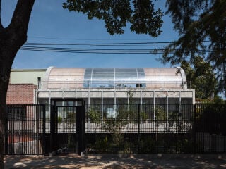 FROM transformierten ein unscheinbares Einfamilienhaus in Montevideo und verbesserten die Zugänglichkeit sowie die Freiflächen der Casa Nativa.