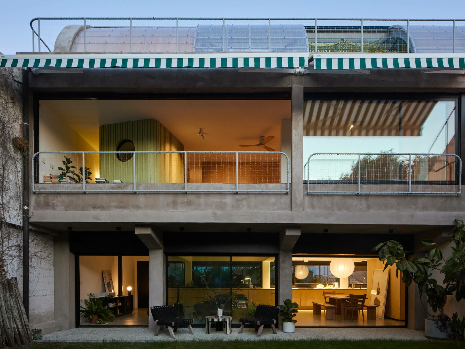 FROM transformierten ein unscheinbares Einfamilienhaus in Montevideo und verbesserten die Zugänglichkeit sowie die Freiflächen der Casa Nativa.