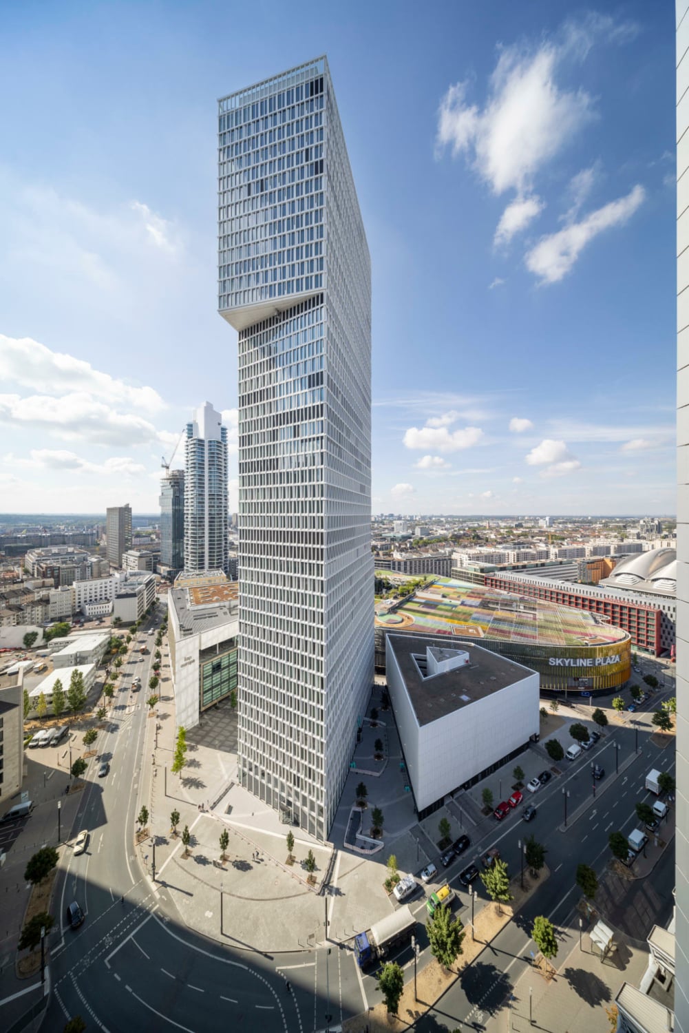 Eine markanter Versatz prägt den Turm.