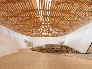 Die Installation Earth Tree von Kengo Kuma & Associates im Copenhagen Contemporary übersetzt Komorebi – das Licht, das durch die Blätter von Bäumen dringt – in eine begehbare Raumlandschaft.