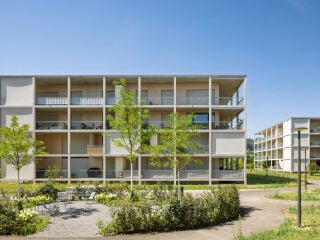 Im Örtchen Stein, an der deutsch-schweizerischen Grenze, planten Birri Architekten vier Mehrfamilienhäuser mit umlaufenden Balkonen – geschützt von Senkrechtmarkisen.