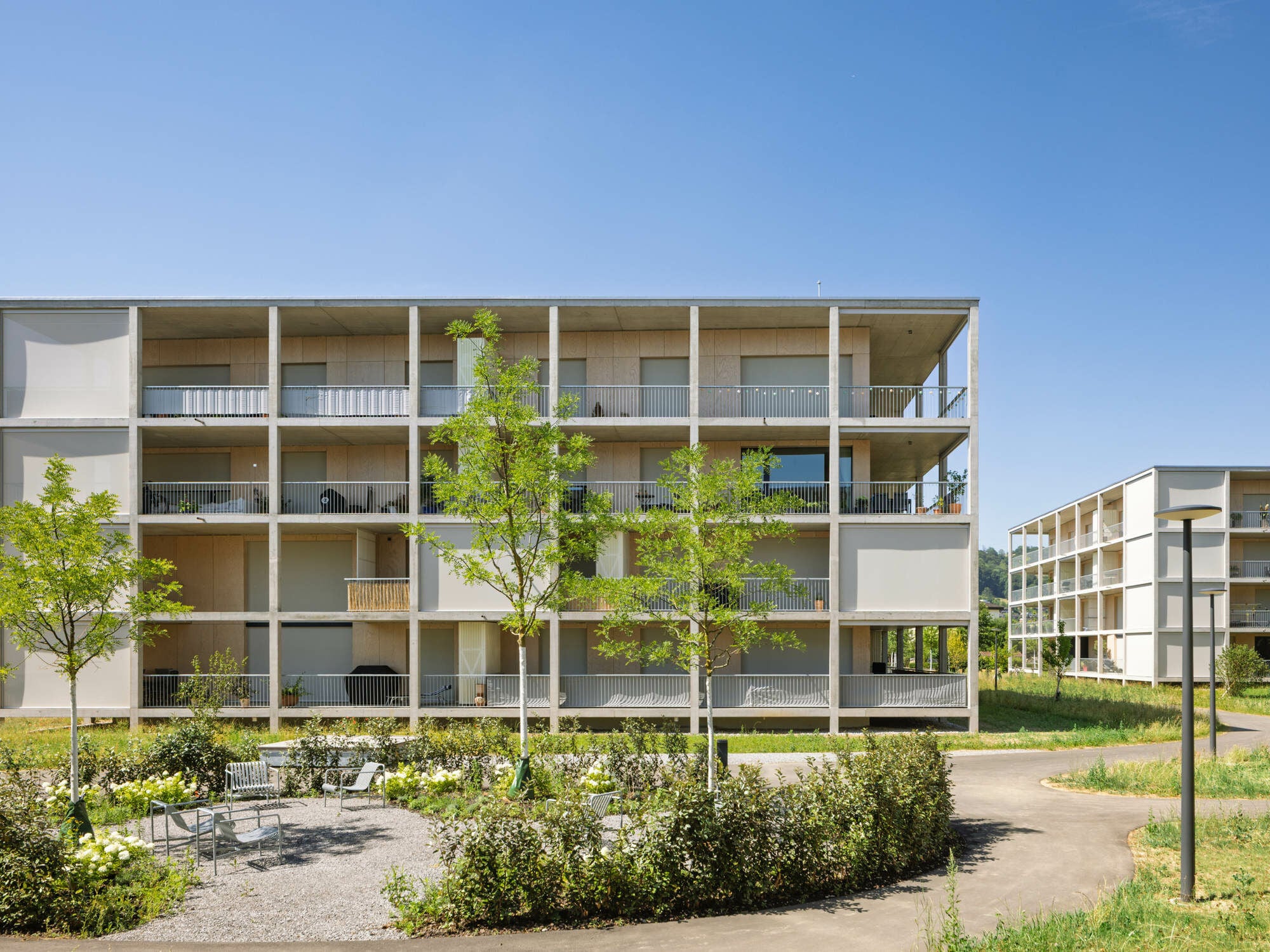 Im Örtchen Stein, an der deutsch-schweizerischen Grenze, planten Birri Architekten vier Mehrfamilienhäuser mit umlaufenden Balkonen – geschützt von Senkrechtmarkisen.