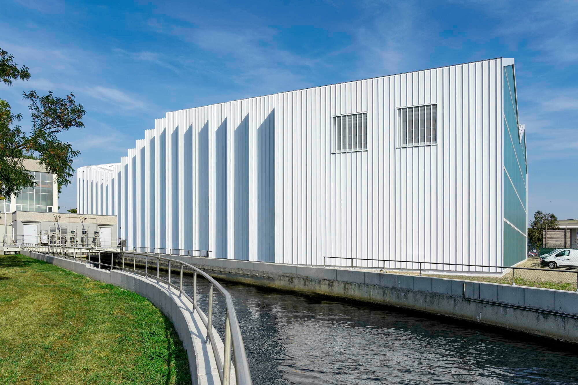 Das Wasser aus der Kläranlage floss bislang direkt in die Donau und nimmt nun teilweise den Umweg über die Großwärmepumpe.
