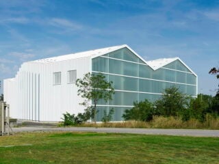 Smartvoll Architekten entwarfen die Halle für die leistungsstärkste Großwärmepumpe Europas, die Wärme für bis zu 112.000 Wiener Haushalte erzeugt.