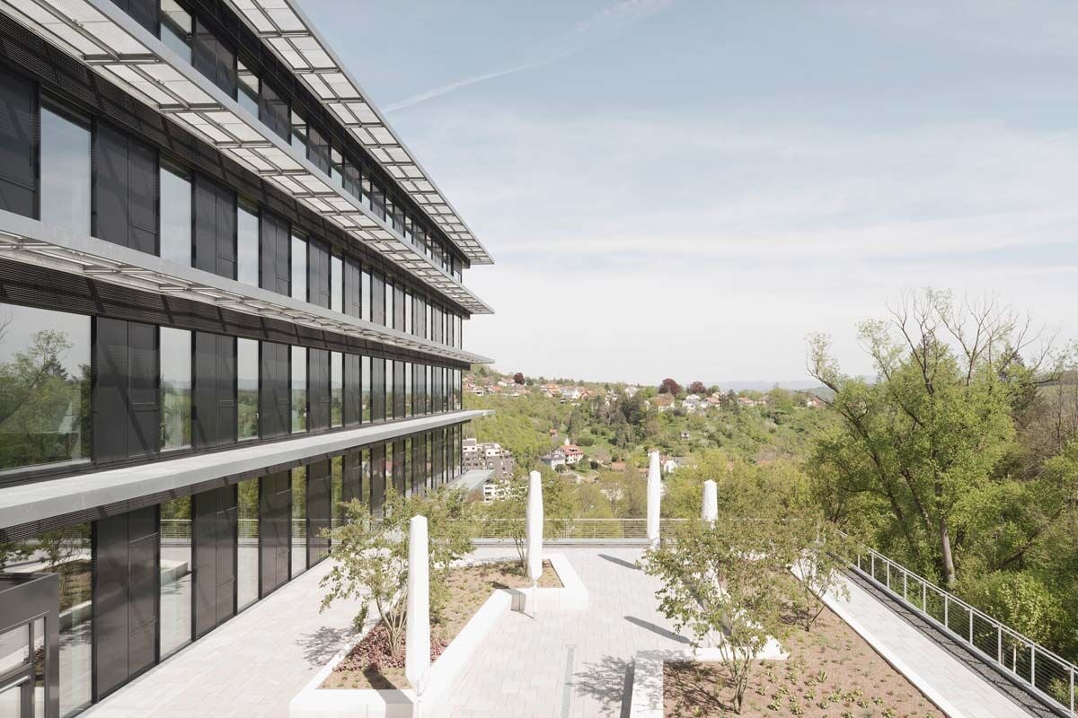 An der südlichen Hangseite schiebt sich eine Terrasse in das Gelände.