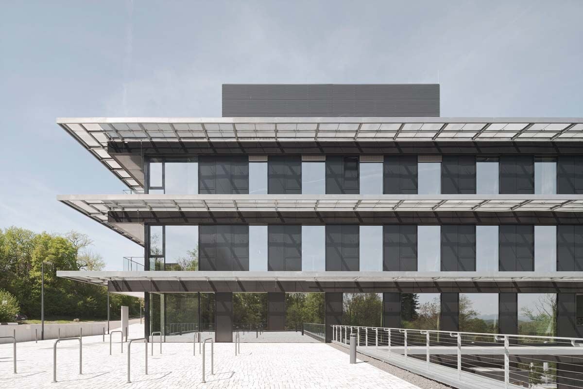  Die Fassade gleidern geschosshohe Elemente aus Glas und schwarz beschichtetenm Aluminium.
