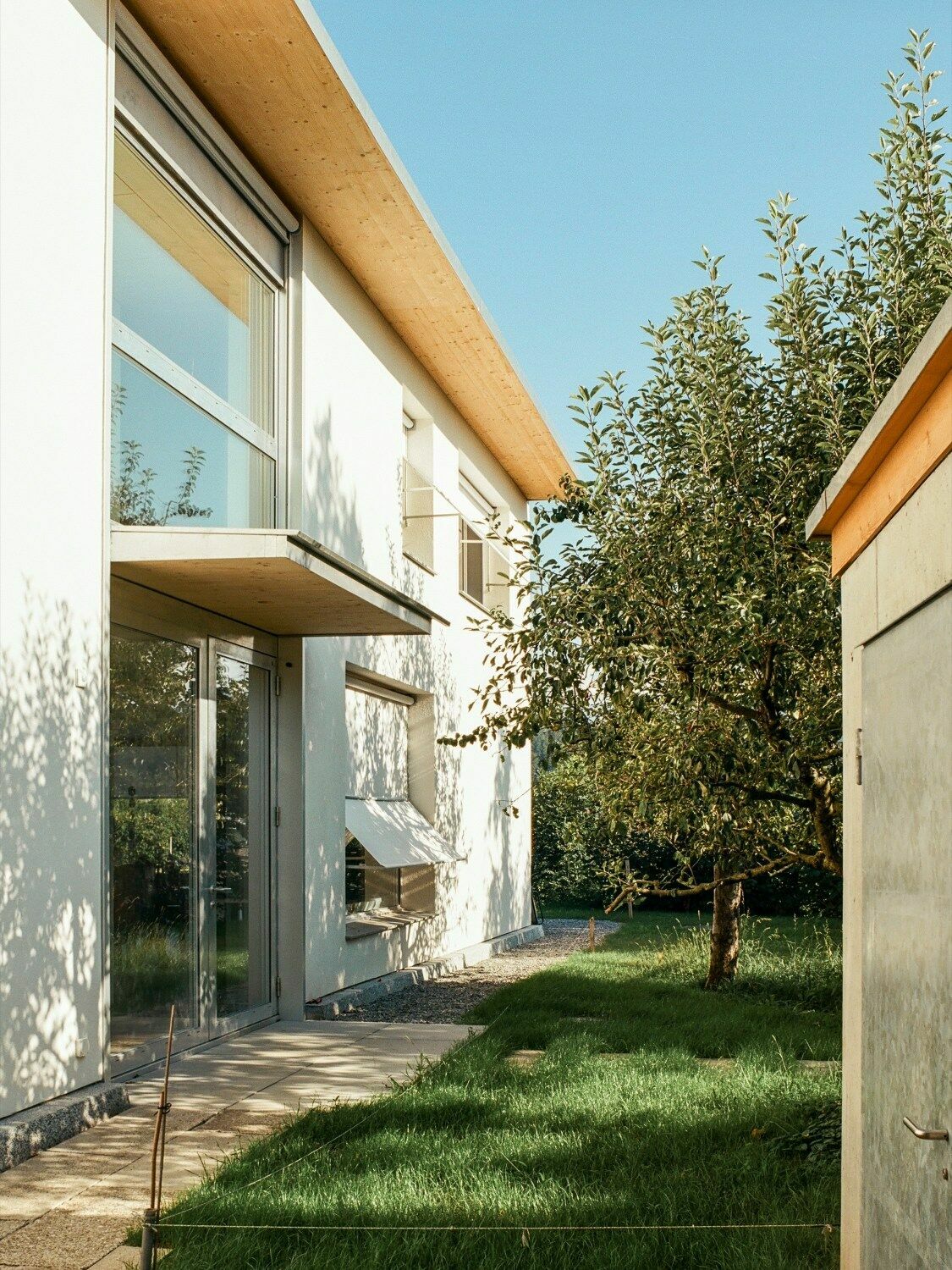 Blick in den rückwärtigen Hof, einem Rückzugsort zwischen Haus, Garage und Obstbäumen.
