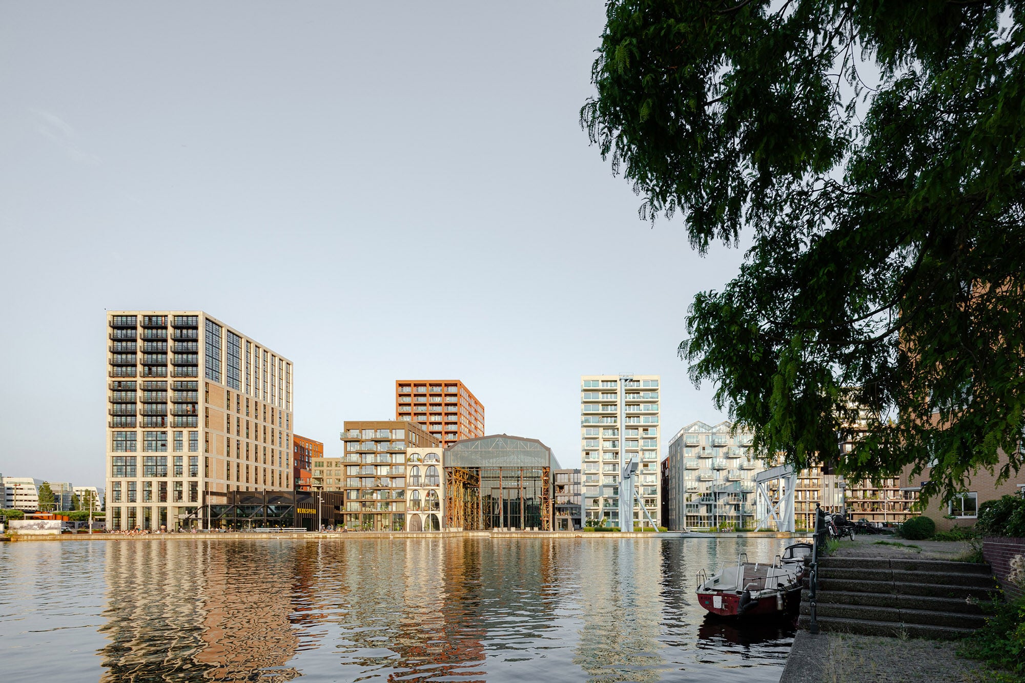 Den Städtebau verantworteten die Amsterdamer Büros Urhahn und Studioninedots.
