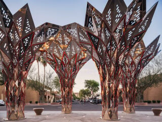 Auf dem Vorplatz eines Hotels in Scottsdale, Arizona realisierte Futureforms das Kunstwerk Kimsey Grove – eine skulpturale Beschattungskonstruktion.