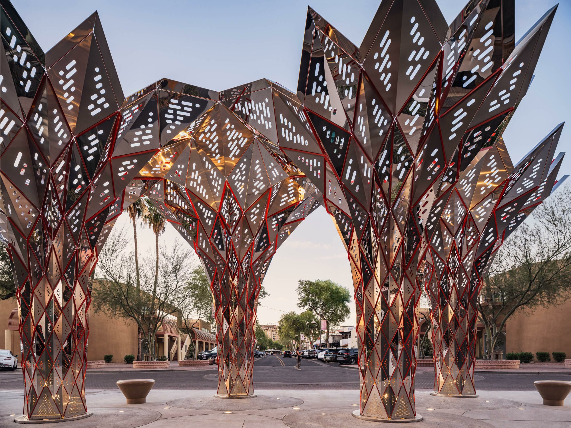 Auf dem Vorplatz eines Hotels in Scottsdale, Arizona realisierte Futureforms das Kunstwerk Kimsey Grove – eine skulpturale Beschattungskonstruktion.