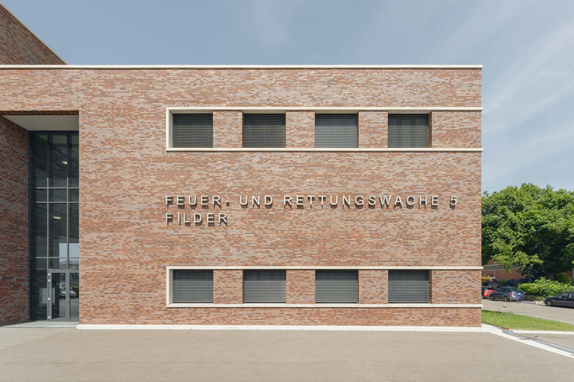 Rotbraune Klinkerfassaden mit regelmäßigen, kleinen Fensteröffnungen bestimmen die äußere Erscheinung.