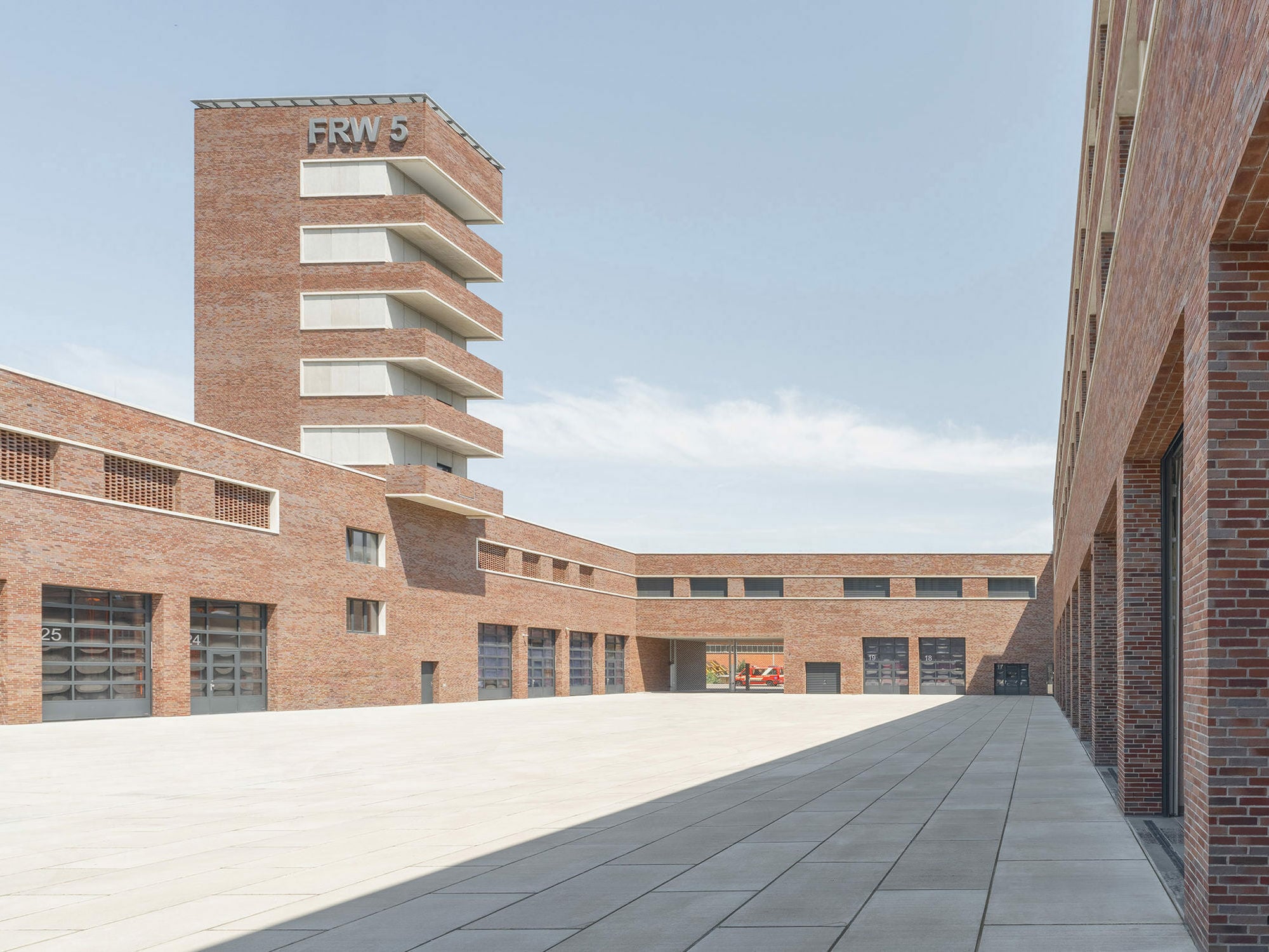 Bär Stadelmann Stöcker Architekten und Stadtplaner entwarfen eine klare Gebäudefigur als räumliche Antwort auf komplexe Anforderungen.