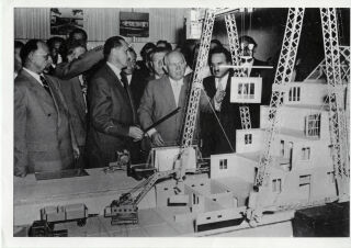 Nikita Chruschtschow vor einem Plattenbaumodell  auf der Berliner Baumesse 1957