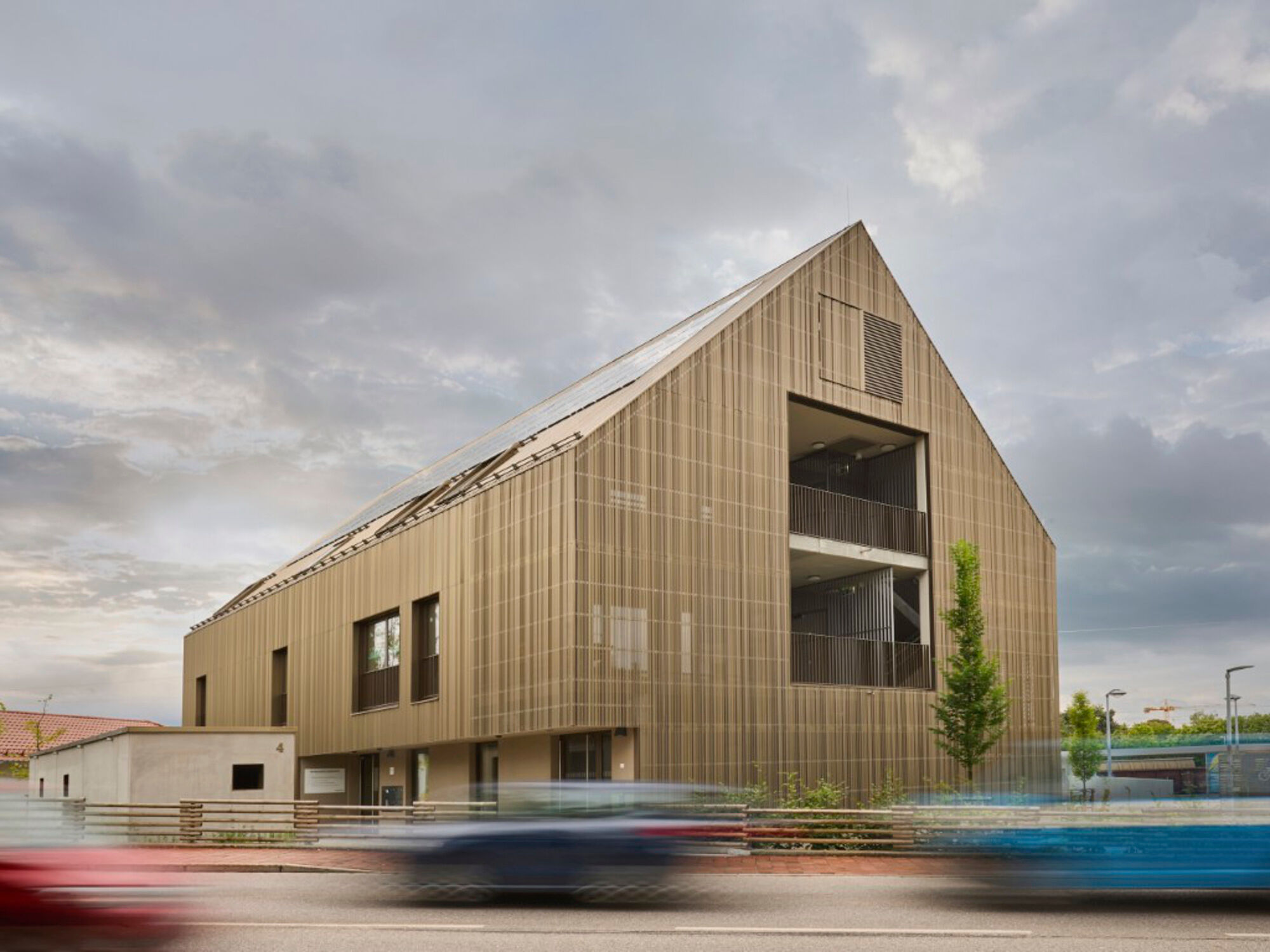 Das vom on Büro 3+ Architekten entworfene Mehrgenerationenhaus in Buchloe glänzt mit einer metallischen Fassade.