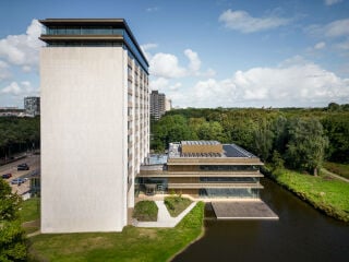 Das Bürohochhaus Rembrandt Park One in Amsterdam wurde von HofmanDujardin umfassend saniert, erweitert und stärker mit Stadt und Park verknüpft.