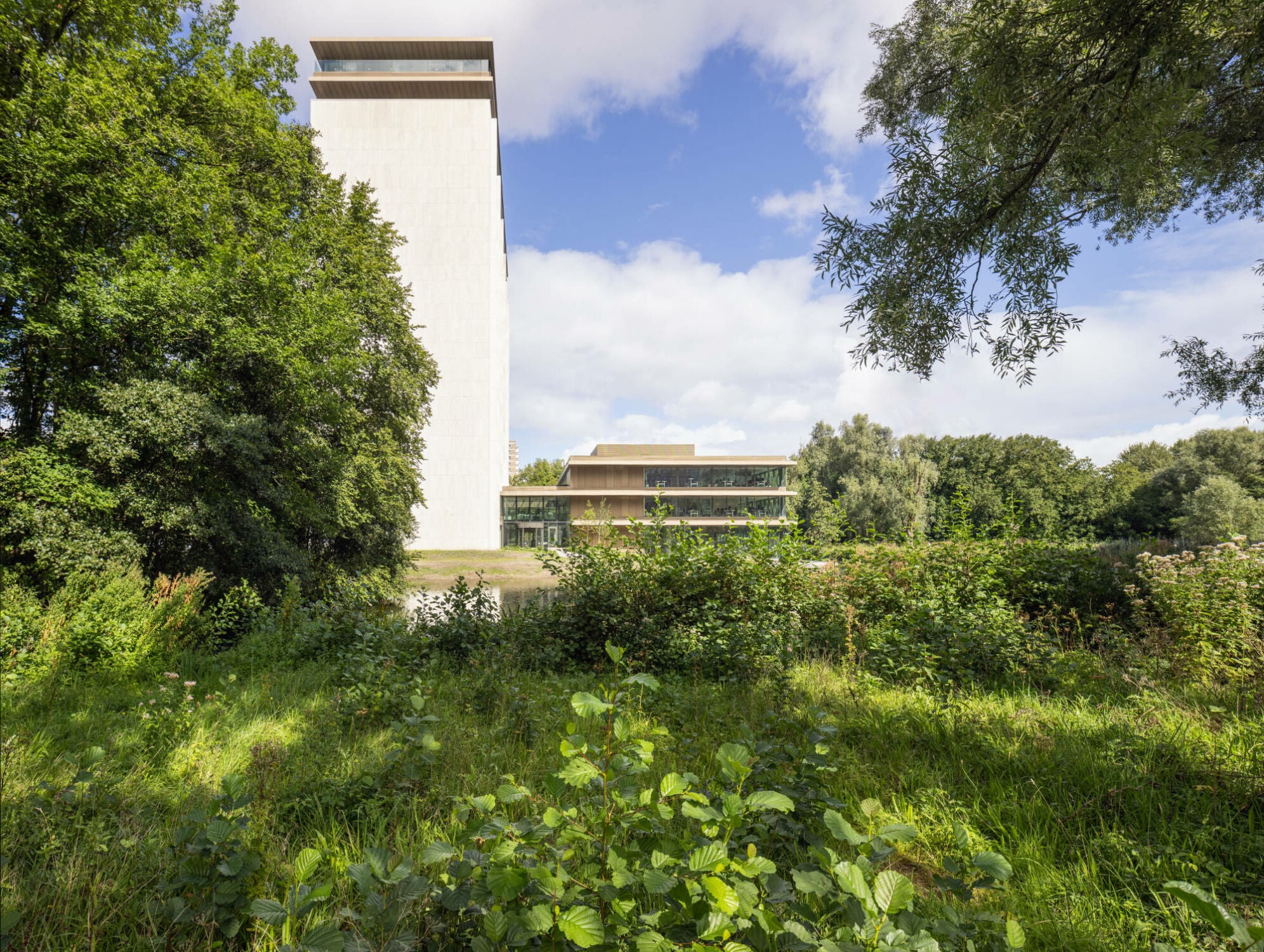 Eingebettet in den Rembrandtpark bildet der Gebäudekomplex eine Schnittstelle zwischen Landschaftsraum und Stadt.
