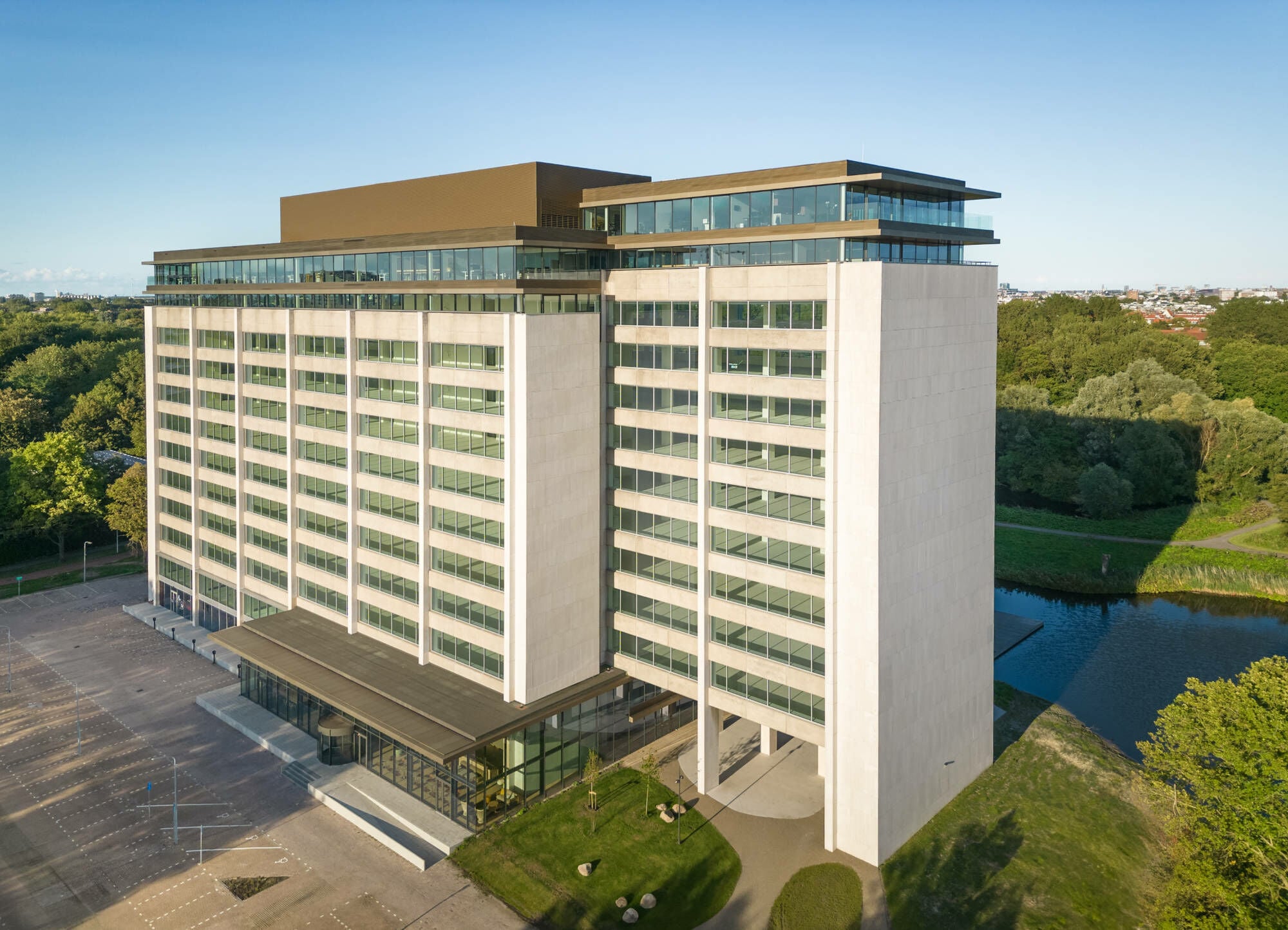 Das Bürohochhaus entstand 1967 nach Plänen des Architekten Frederik Willem de Vlaming als Verwaltungsgebäude am damaligen Stadtrand Amsterdams.