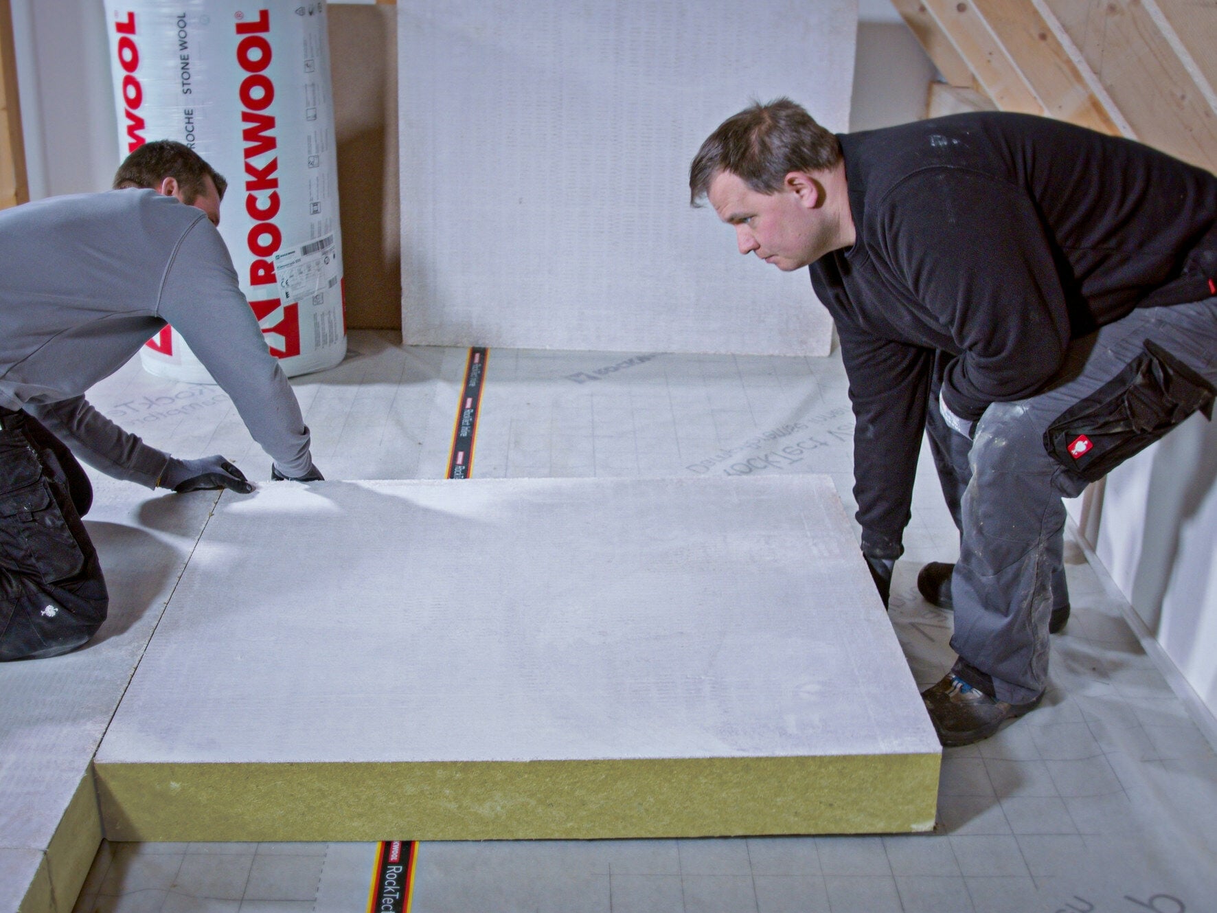 Der Steinwollehersteller Rockwool bietet unterschiedlich belastbare Dämmplatten für Dachräume